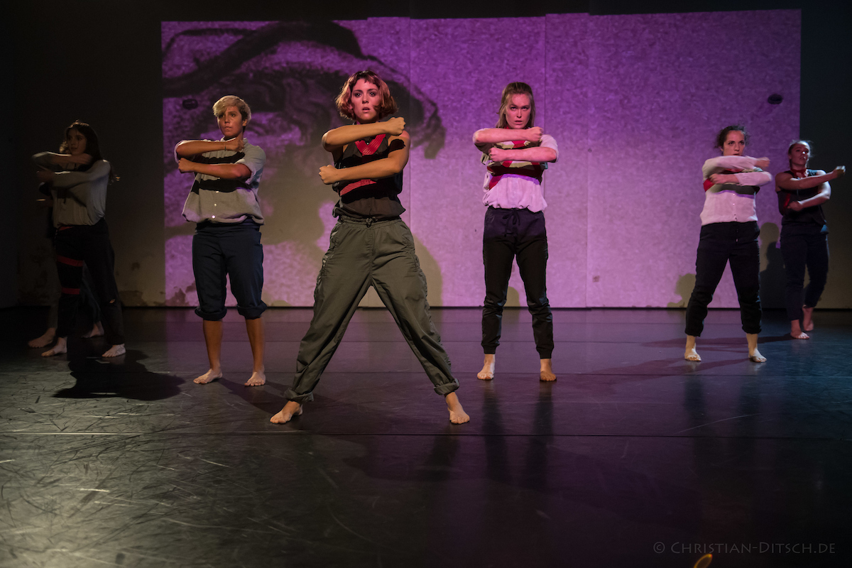 Generalprobe fuer die Abschlussperformance "Contrast" der Schule fuer darstellende Kuenste "Die Etage" im Theaterforum Kreuzberg.
Im Bild: "The Erinyes". Choreographie: Rocio Gottschalk del Pozo; Darsteller*innen: Jahrgang 1, 2 & Gaeste.
18.9.2019, Berlin
Copyright: Christian-Ditsch.de
[Inhaltsveraendernde Manipulation des Fotos nur nach ausdruecklicher Genehmigung des Fotografen. Vereinbarungen ueber Abtretung von Persoenlichkeitsrechten/Model Release der abgebildeten Person/Personen liegen nicht vor. NO MODEL RELEASE! Nur fuer Redaktionelle Zwecke. Don't publish without copyright Christian-Ditsch.de, Veroeffentlichung nur mit Fotografennennung, sowie gegen Honorar, MwSt. und Beleg. Konto: I N G - D i B a, IBAN DE58500105175400192269, BIC INGDDEFFXXX, Kontakt: post@christian-ditsch.de
Bei der Bearbeitung der Dateiinformationen darf die Urheberkennzeichnung in den EXIF- und  IPTC-Daten nicht entfernt werden, diese sind in digitalen Medien nach §95c UrhG rechtlich geschuetzt. Der Urhebervermerk wird gemaess §13 UrhG verlangt.]